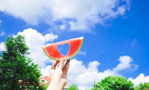 娱乐吃瓜背景图图文素材,吃瓜群众视角下的娱乐背景图图文解析